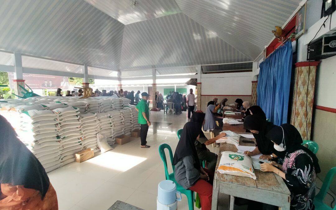 Penyaluran Beras di Desa Pahonjean