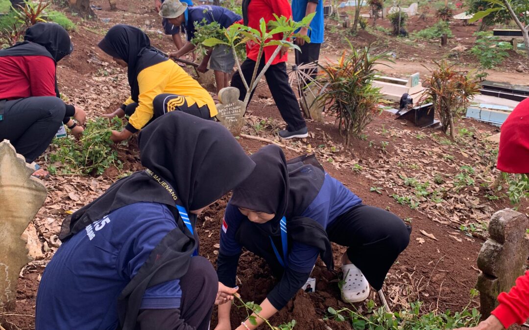 Gotong Royong Penanaman Kacang-Kacangan di Makam Puncak Manik: Upaya Hijaukan Lingkungan & Cegah Longsor 🌱🌍