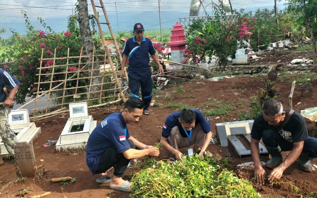 Mahasiswa KKN STMIK Komputama Majenang dan Karang Taruna Gelar Aksi Pembersihan dan Penanaman Rumput di Makam Puncak Manik untuk Pencegahan Longsor